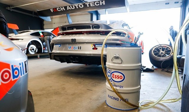 Mobil 1 elektrikli araçlar için Porsche&#039;nin özel taleplerini karşılıyor - Mobil 1 ve Porsche işbirliği 25. yılında!