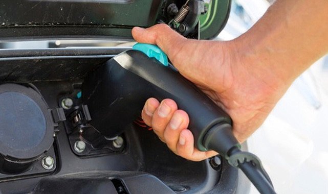 Schneider Electric Türkiye - ŞARJ istasyonu kurulumu için FullCharger ile iş birliği anlaşması imzaladı!