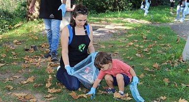 SEDAŞ gönüllüleri Dünya Temizlik Günü’nde Eşme Sahili’ni temizledi
