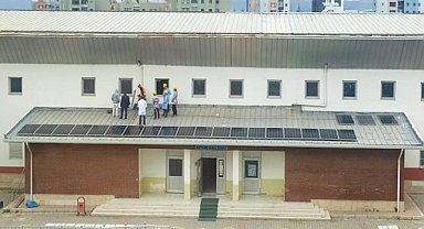 Bu okul - Enerjisini GÜNEŞTEN ve SUYUNU yağmurdan alıyor!