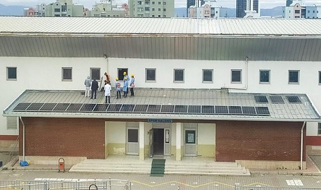 Bu okul - Enerjisini GÜNEŞTEN ve SUYUNU yağmurdan alıyor!