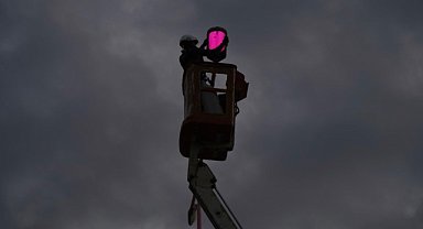 UEDAŞ 'Sokak lambalarının direklerini pembe kumaşlarla kapladı' - Nedeni…