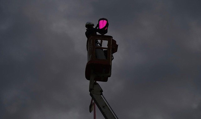 UEDAŞ &#039;Sokak lambalarının direklerini pembe kumaşlarla kapladı&#039; - Nedeni…