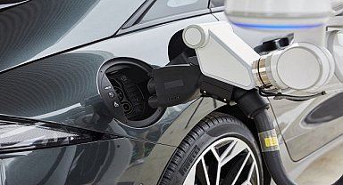 Elektrikli Araçlar İçin Otomatik Şarj Robotu Geliştirdi - VİDEOLU!