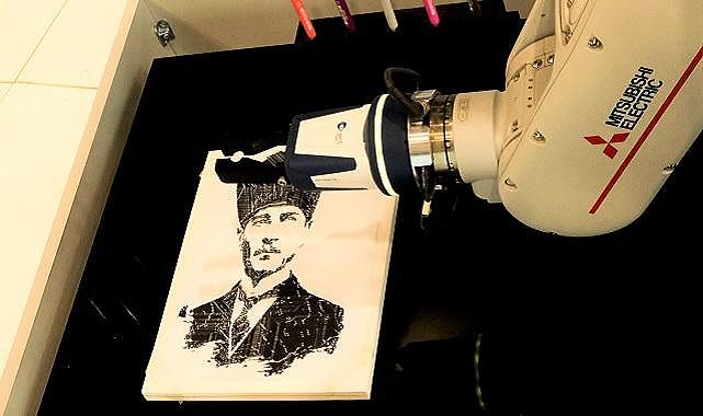 Mitsubishi Electric&#039;in robotu &#039;&#039;Cumhuriyetimizin 100. yılını çizdi&#039;&#039; - VİDEOLU!