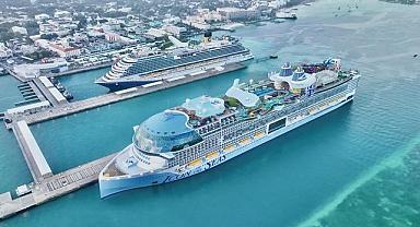 Titanik’ten 5 kat büyük kruvaziyer dünyanın en büyük transit limanına demir attı