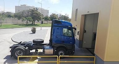 Mercedes-Benz Türk - “Rüzgarlı ve yağmurlu hava şartlarında 80 km/h hızla seyir halinde…”