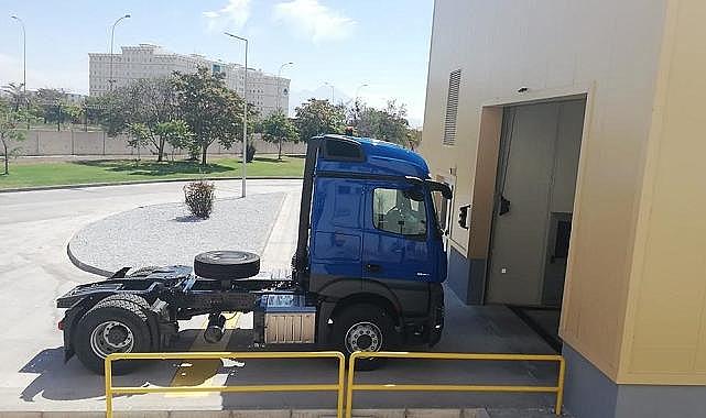 Mercedes-Benz Türk - “Rüzgarlı ve yağmurlu hava şartlarında 80 km/h hızla seyir halinde…”