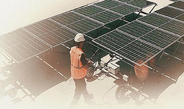 YERLİ Mühendisler &#039;&#039;15 dakikada kurulabilen ve depolamalı&#039;&#039; mobil GÜNEŞ enerji santrali geliştirdi!