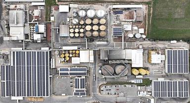 Fabrikasının çatılarına güneş panelleri kurdu!