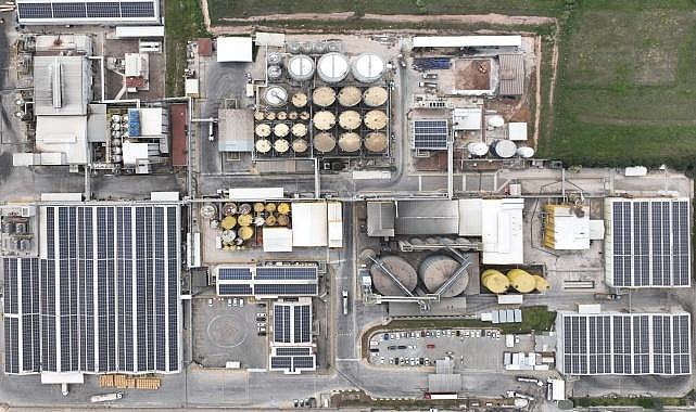 Fabrikasının çatılarına güneş panelleri kurdu!