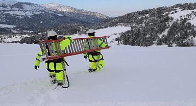 Yoğun kar yağışı sonrası oluşan ELEKTRİK arızalarına müdahale için yollardalar!