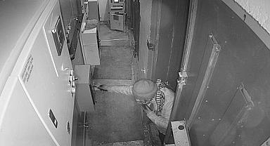 Trafoya KAÇAK elektrik bağlantısı yapıyor - Dicle Elektrik güvenlik kameraları kaydetti!