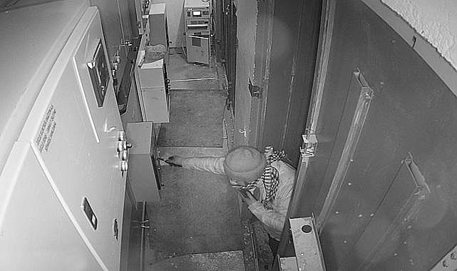 Trafoya KAÇAK elektrik bağlantısı yapıyor - Dicle Elektrik güvenlik kameraları kaydetti!