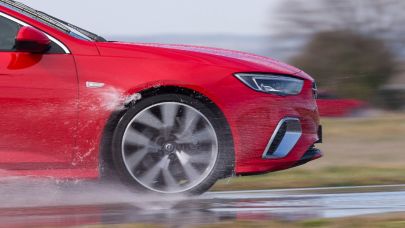 Yağmurda araba nasıl kullanılır?