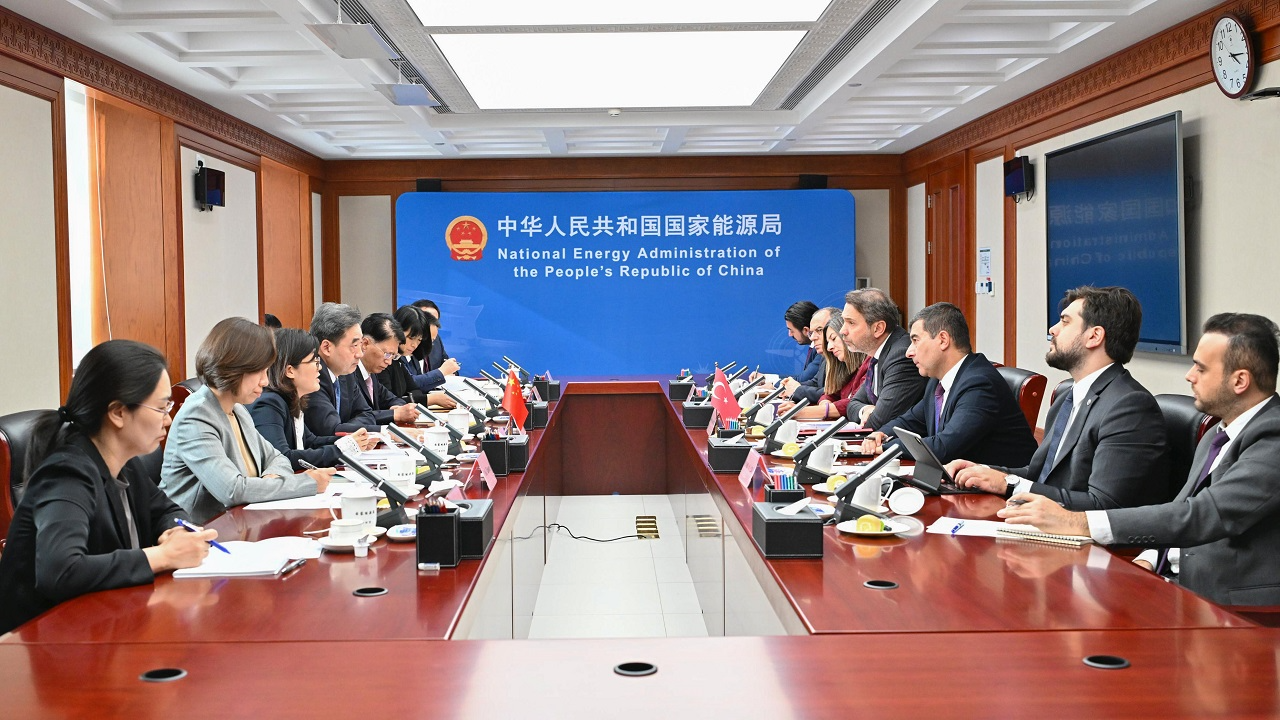 Bakan Bayraktar Çin&#039;de: Özellikle nükleer ve yenilenebilir..