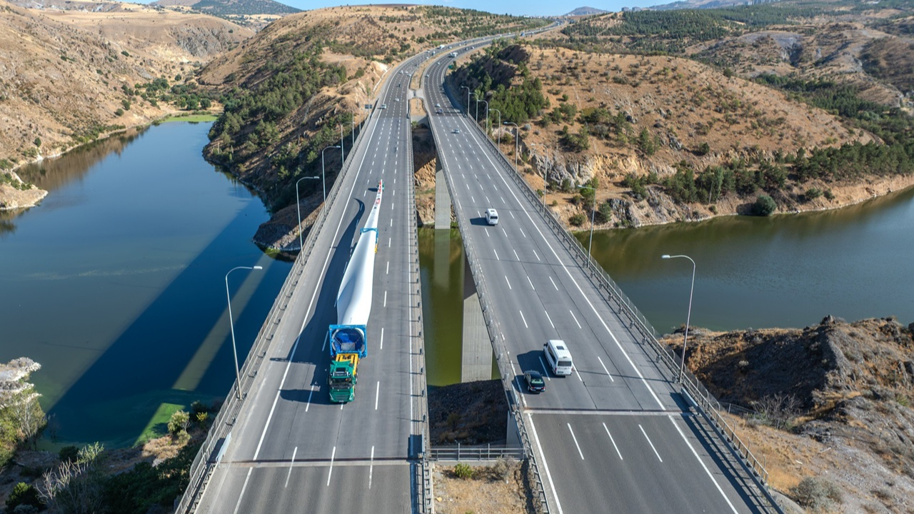 Hareket Türkiye’nin En Uzun Rüzgar Türbini Kanatlarını Taşıdı