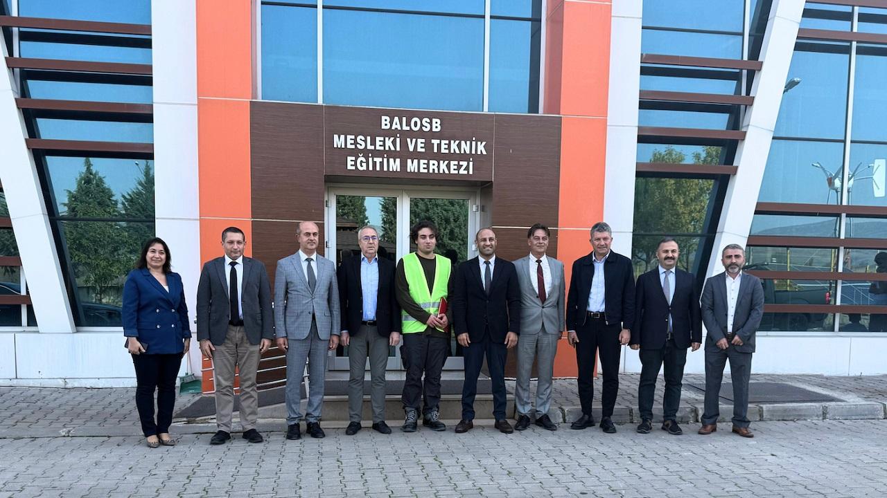 Lise öğrencisi hayalini gerçekleştirdi “Deprem bölgesindeki okul enerjiye kavuştu”