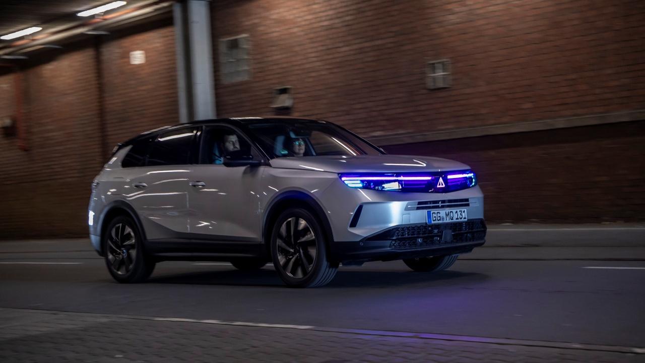 Opel, Otonom Araçlarda Yapay Zeka Destekli Aydınlatma İletişim Sistemini Sergiledi!