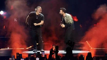 GÜNCEL: Tarkan ve Cem Yılmaz sahnede 'Kuzu Kuzu' düeti yaptı