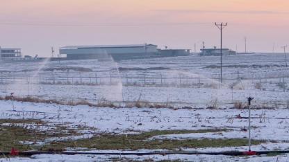 Karla kaplı arazide KAÇAK elektrikle sulama!