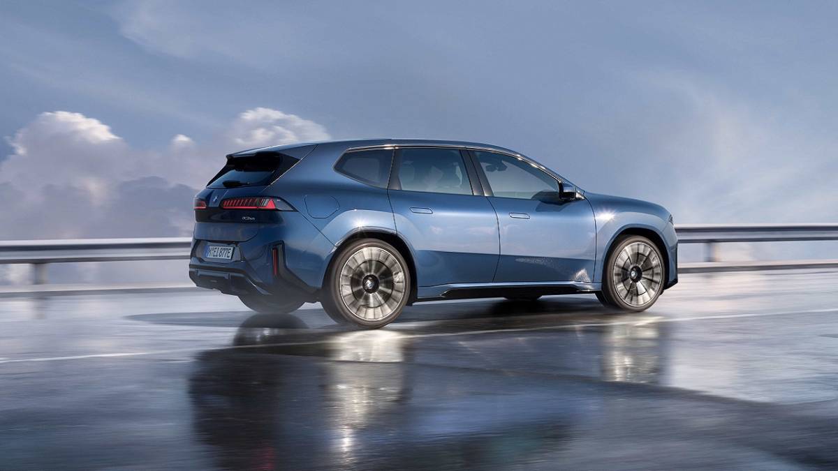 Yeni BMW iX3 50 xDrive Türkiye’de ön siparişe açıldı!