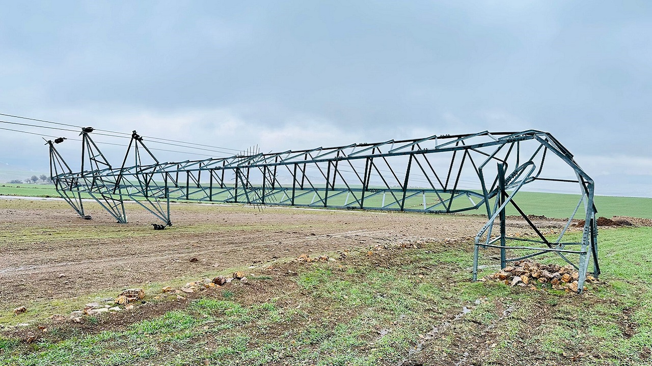 Kaçak Elektrik için '3 orta GERİLİM direğini devirdiler'