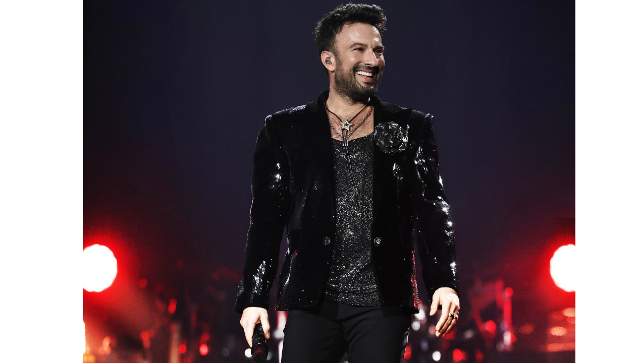 GÜNCEL: Tarkan ve Cem Yılmaz sahnede 'Kuzu Kuzu' düeti yaptı